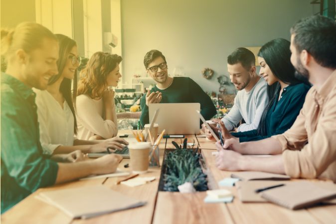 Menschen, die an einem Tisch sitzen und Geschäfte in einem Büro machen