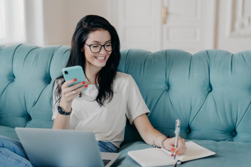 A black-haired girl using Alrite to generate meeting notes in remote job